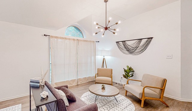 Beautiful dog-friendly home with fireplace, large yard, hammock, W/D, and AC