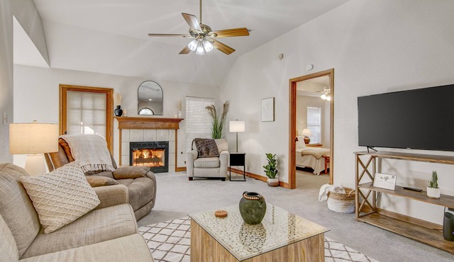 Beautiful Home with Amazing back patio. 3br/2bth - sleeps 8.