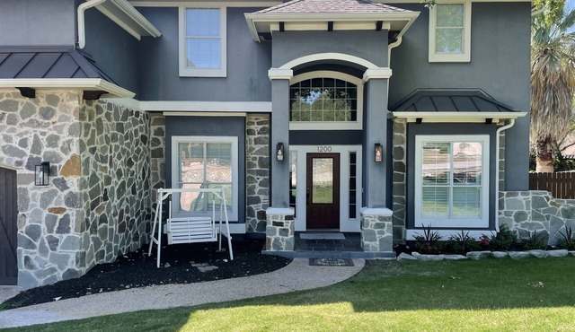 Beautiful Home with pool walking distance to Lake Austin 4 bedrooms