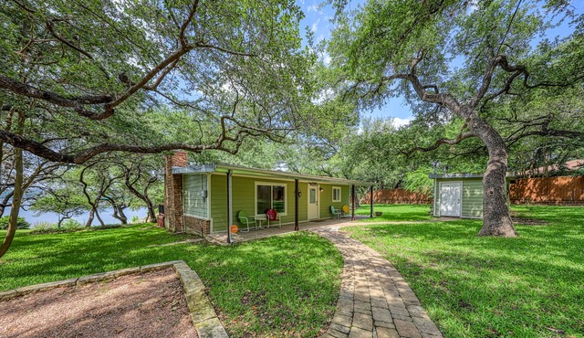 Beautiful lakefront home with outdoor firepit, patio & netflix streaming