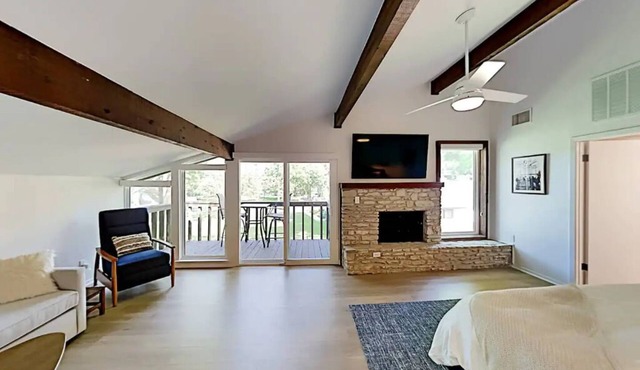 Beautiful Mid-Century Modern Lakehouse