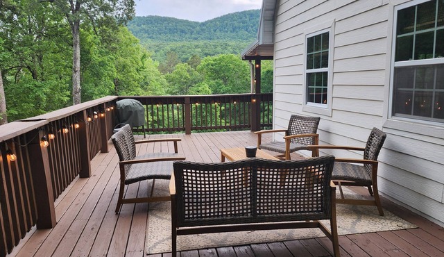 Beautiful mountainside hobby farm with gorgeous view!