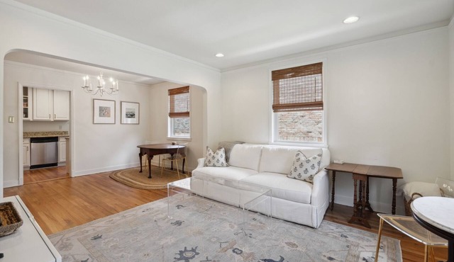 Beautiful Old Metairie Condo!