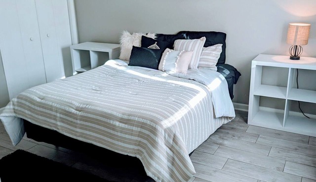 Beautiful One Bedroom Rental Unit with Free Parking