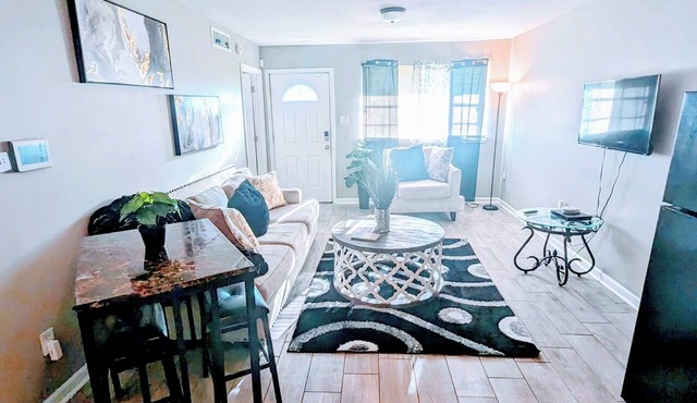 Beautiful One Bedroom Rental Unit with Free Parking