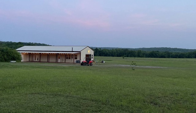 Beautiful, one bedroom with RV/Event center minutes away from boat ramp and lake