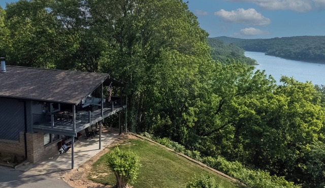 Beautiful remodeled home with stunning lake views in Paradise Hill, Gore, OK