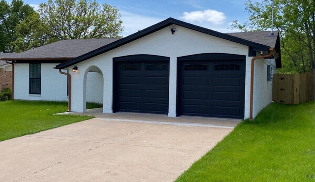 BEAUTIFUL REMODELED WITH HIGH END FURNISHINGS 3 BR/2B HOME IN BURLESON TX!