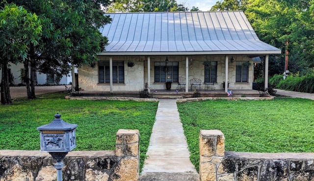 Beautiful Riverfront Home on Medina River, sleeps 6