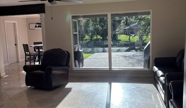 Beautiful spacious home located on the Bayou.n25 min.from beach 55 from Houston.