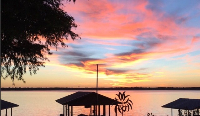Beautiful views on your own Wide Open Water. Your 'Lake Home Away From Home'.