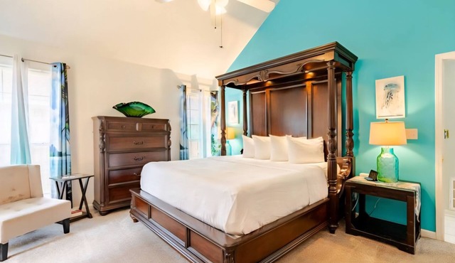 Beautiful Warm Beach House Retreat, King bed, fireplace and Pool