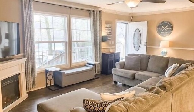 Beautiful Waterfront 3 Bed/2 bath Hideaway. GREAT FLAT YARD!