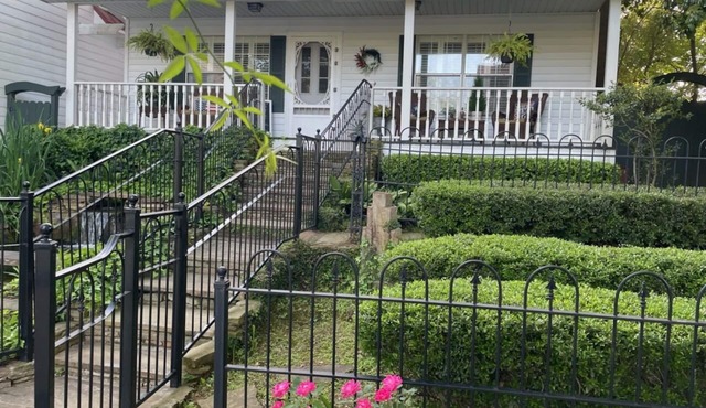 BESSIE'S LANDING - Charming Cottage in Jefferson, TX Historic District