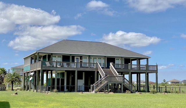 BIG C BEACH RETREAT - 4 Bedrooms, Sleeps 12, Beach View, Elevator.