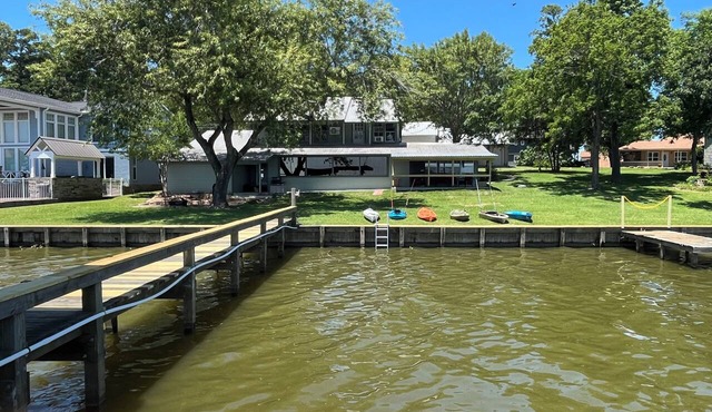 Big spacious home, 6 kayaks, firepit, fishing, boat space, next to Goat Island.