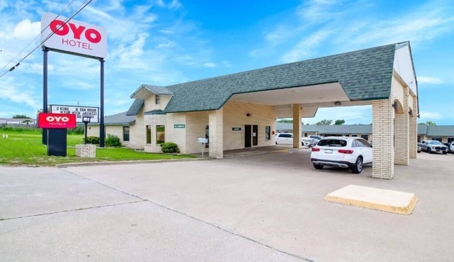 Blissful Room Near Dairy Queen – Pool, Pets Allowed & Parking Included