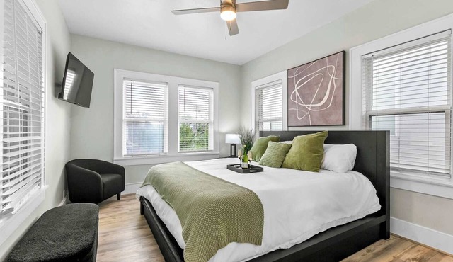Blue Luxe| Pool Tbl| Sleeps 6+ | 10 Min Downtown