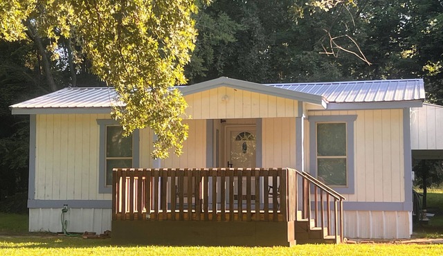 Blue Moon Bungalow in serene Bullard on Lake Palestine