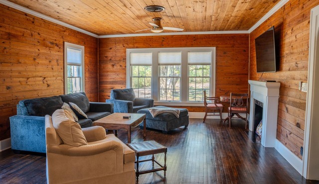 Blue Oak Haven in the heart of Lufkin, TX is stylish, updated, and roomy.