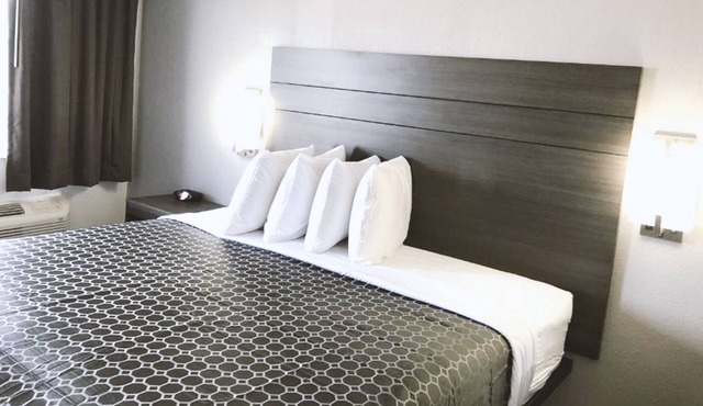 Blue Way Inn By Jasper Near Frost Bank Center -Comfort 1 King Bed Non Smoking