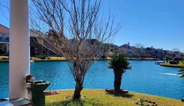 Boating/fishing in style at corner lot lake home