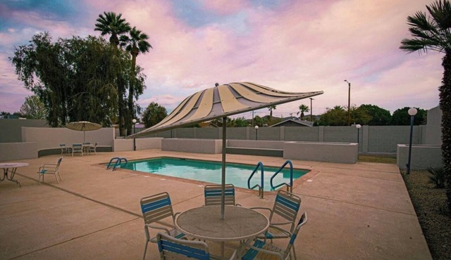 Boho Haven Studio @Central PHX Private Patio Wi-Fi +Hot Tub +Pool+EV charging in Phoenix