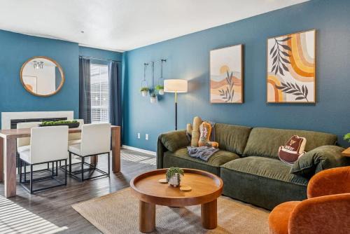 Boho Vibes - 2 BR Close to Downtown - Pool -No 206