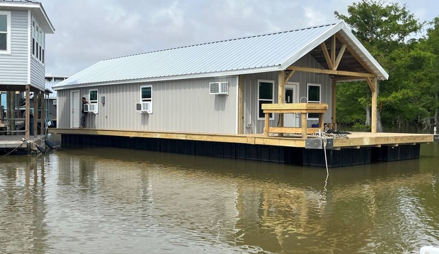 BOSCOYO "Cypress Knees" - New 3 bedroom 2 bath Houseboat - Cypress Cove Marina