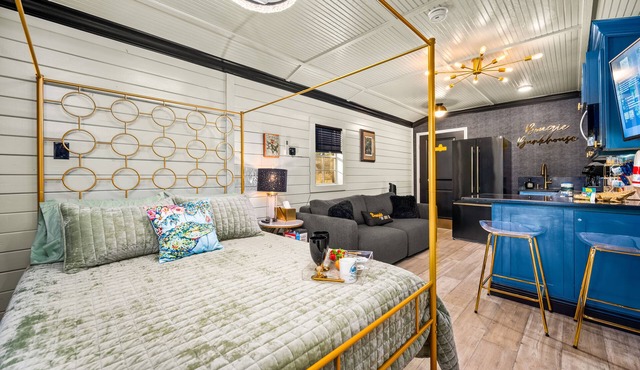 Bougie Bunkhouse Under the Oaks: Kisatchie Vista GLAMping cabin +Outdoor Theater