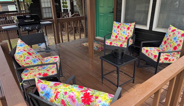 Boulder Ridge Cabin 2: The Cottage - Newly Renovated Tiny Cabin Sleeps 4 in Checotah