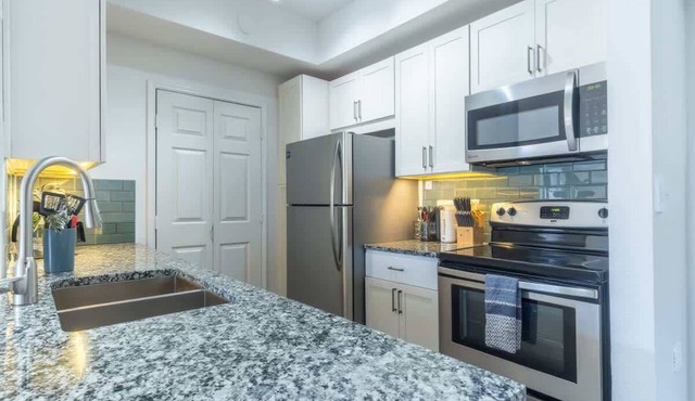 Boulevard Stays Comfy King 1BR Pool, Gym & Free Parking 05