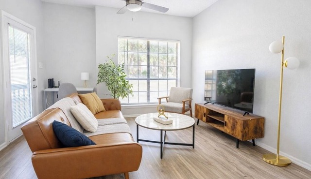 Boulevard Stays Quiet 1BR King Suite, Pool Access, Gym