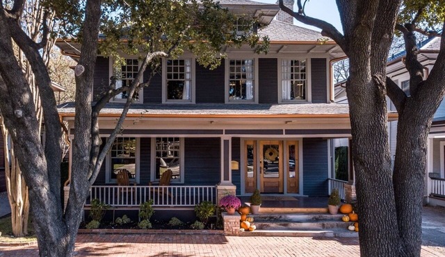 Boutique BnB in Old East Dallas | Insta-Worthy Rooms + Speakeasy Bar