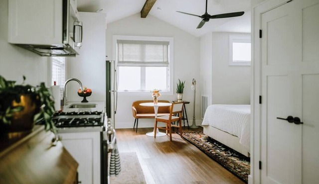 *Boutique Woodview Walk Up Apartment*