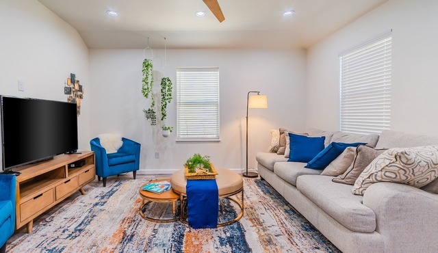 BRAND NEW, 5 MIN to Downtown, Free Parking