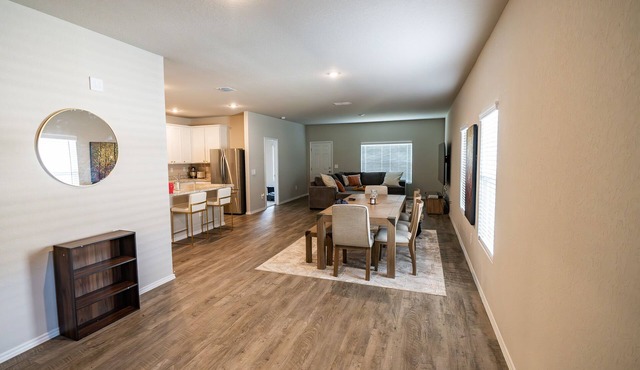 Brand New Cozy home near RAFB - 86" TV w/game system, grill, and more in Converse