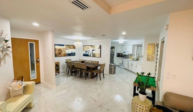 Brand new House Charming 3-bedroom house with AC and WiFi in North Laredo