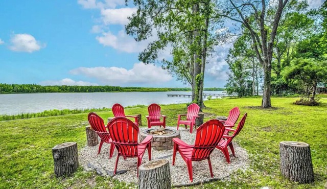 BRANDNEW Modern Farmhouse w/Hot tub, Playground, Kayaks & Fire pits