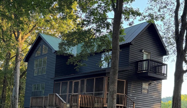 Breathtaking river stay: 3 bedrooms, big views, and pure mountain quiet. in Mountain View
