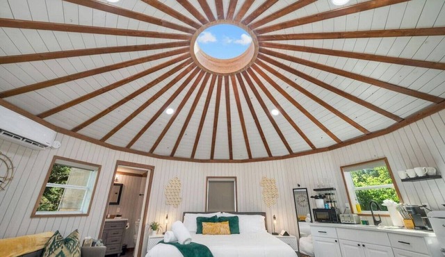 Breathtaking Treehouse Yurt! King Bed and Spa!