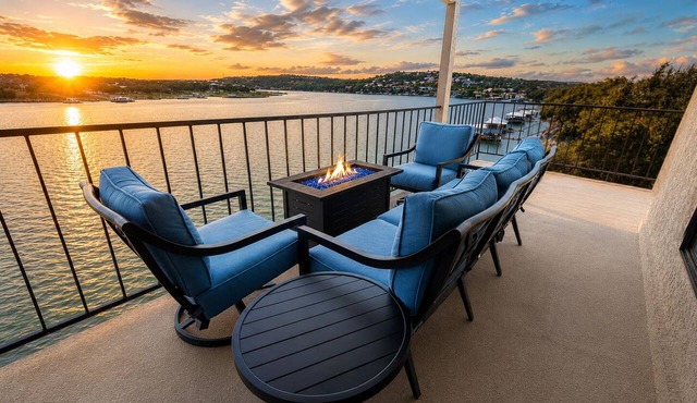 Breathtaking Views Above Lake Travis, Close To Austin w/Pool & Hot Tub