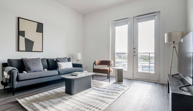Bright 1BR in the Highlands w/Pool, W/D & Gym, walkable, by Blueground
