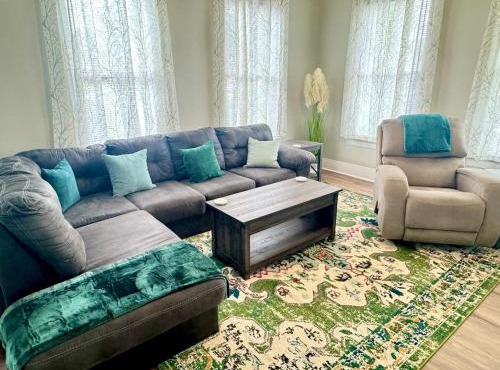 Bright & Airy 2BR 1BA Home Near The Riverfront