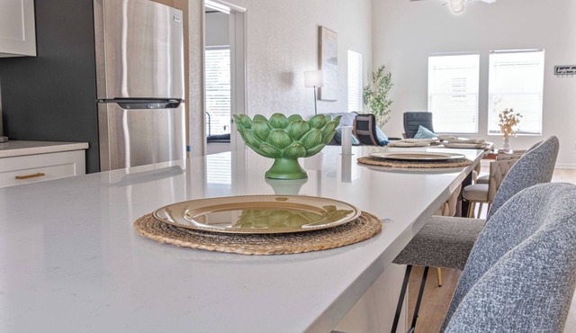 Bright and Clean 3 Bedroom Near Fun Riverwalk!