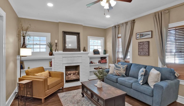 Broadmoor 3 Bed Pet Friendly Fenced Backyard