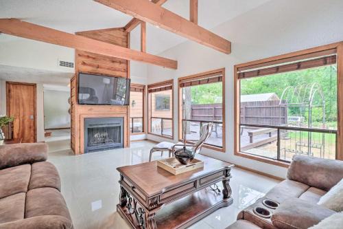 Bryan Home w/Deck & Yard ~ 4 Mi to Texas A & M! in Bryan