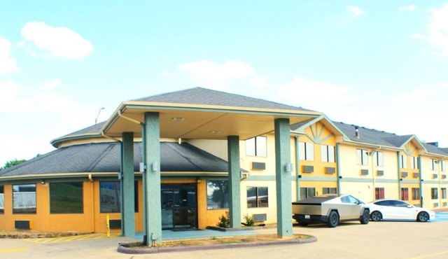 Budget-friendly Room Perfect for Couple Stay | Complimentary Breakfast