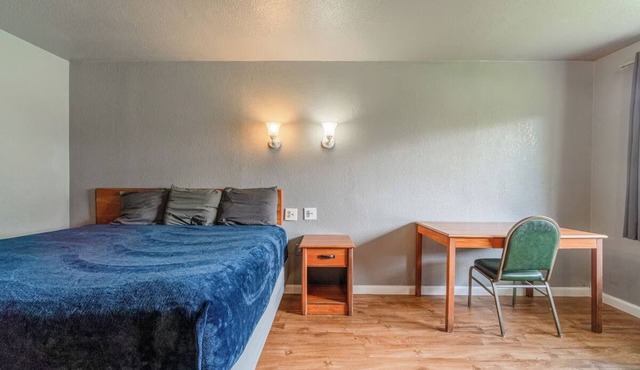 Budget Stay King Bed Near Lake Livingston & Local Attractions
