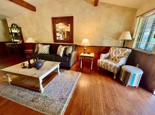 C7 - Lake view three bedroom, three bath cottage with hot tub overlooking Lake Ouachita
